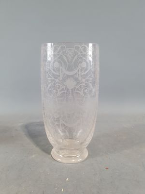 un vase en verre avec un motif sur une table