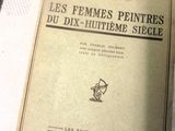 un livre posé sur une table, à côté d'une paire de ciseaux