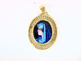 une photo d'une femme en robe bleue sur un pendentif plaqué or