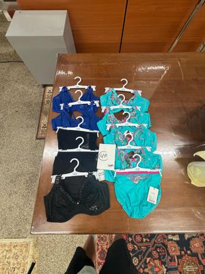 beaucoup de vêtements posés sur une table