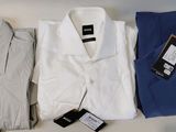 Trois chemises pour homme sont alignées sur une table
