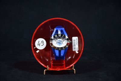 une montre rouge et bleue posée dans un écrin rouge