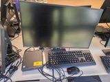 un bureau équipé d'un ordinateur, d'un clavier, d'une souris et d'un écran