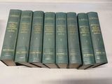 six livres verts empilés les uns sur les autres sur une table