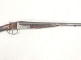 un vieux pistolet avec une crosse en bois et une crosse en bois