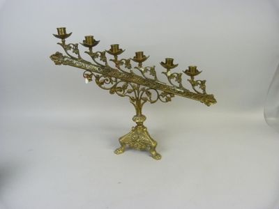 une menorah en laiton ouvragée à cinq branches, posée sur un socle