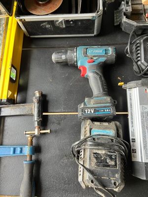 un grand nombre d'outils posés sur une table