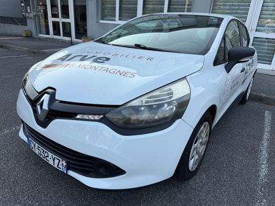 La voiture blanche est garée sur le parking situé à l'extérieur du bâtiment.
