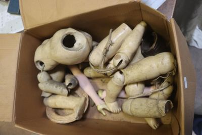 une boîte en carton remplie d'un tas de vieux objets