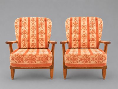 paire de fauteuils rembourrés à rayures orange, avec accoudoirs et pieds
