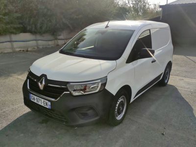 une camionnette blanche garée dans un parking