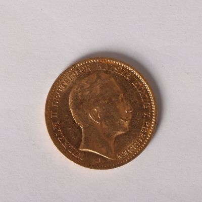 une pièce d'or sur laquelle figure l'image d'un homme
