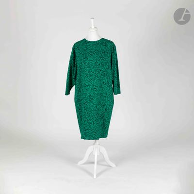 une robe verte sur un présentoir à mannequin