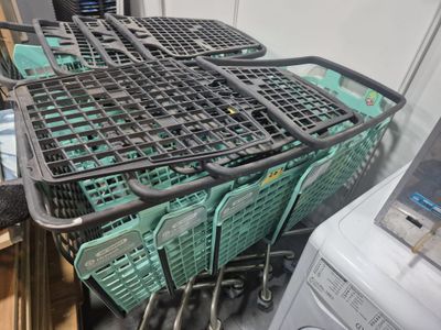Un lot de 8 CADDIES VENDU EN L'ÉTAT