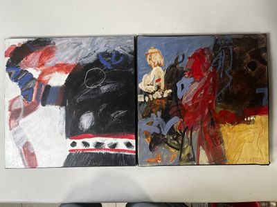 trois tableaux accrochés au mur d'une pièce où une personne est assise sur un canapé