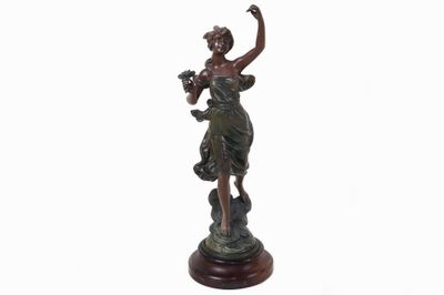 l'image d'une statue de femme tenant une fleur
