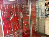 de nombreux outils exposés dans la vitrine du magasin