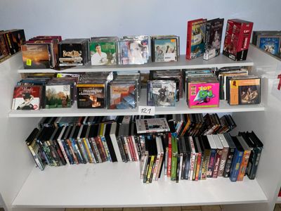 de nombreux DVD sur une étagère blanche dans une pièce