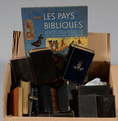 une boîte pleine de livres posée sur une table