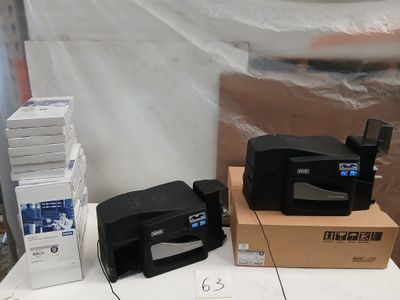 de nombreux types d'imprimantes posées sur une table