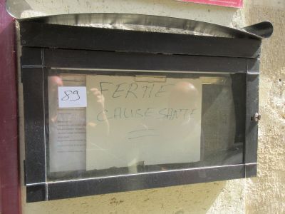 une affiche accrochée au mur d'un immeuble qui dit qu'il ne faut pas choisir n'importe quoi