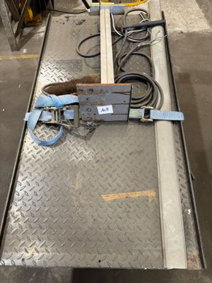 une machine posée sur une table dans un entrepôt