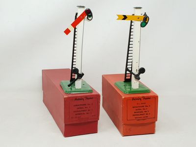 HORNBY "0" , 2 sémaphores n°2 en boite (modèles différents)