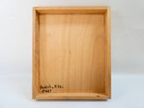 une photo d'une boîte en bois sur laquelle figure une inscription