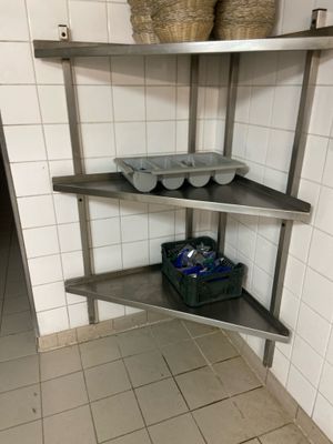 une étagère métallique avec des paniers, dans une cuisine
