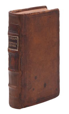 un vieux livre à la couverture en cuir sur fond blanc