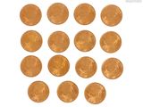 de nombreuses pièces disposées en cercle sur une surface blanche