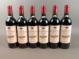 six bouteilles de vin rouge alignées