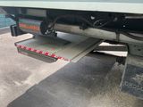 un camion équipé d'une rampe à l'arrière