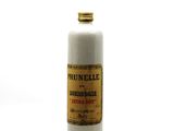 un gros plan d'une bouteille contenant un liquide posée sur une surface blanche