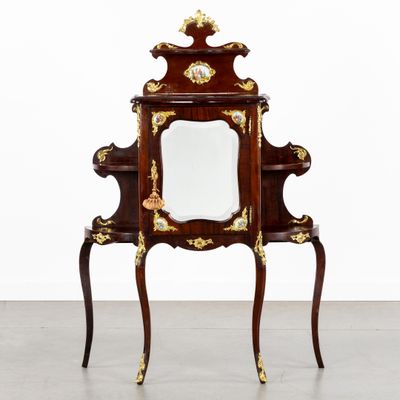 une coiffeuse ancienne en bois surmontée d'un miroir