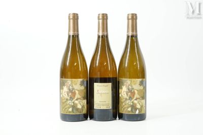 trois bouteilles de vin posées les unes à côté des autres sur une surface blanche