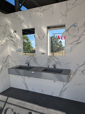 une salle de bains équipée de deux lavabos et d'une fenêtre
