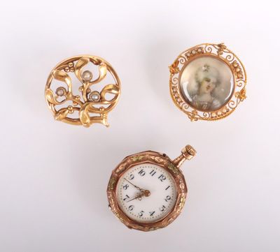 trois bijoux, dont une montre, une broche et une broche