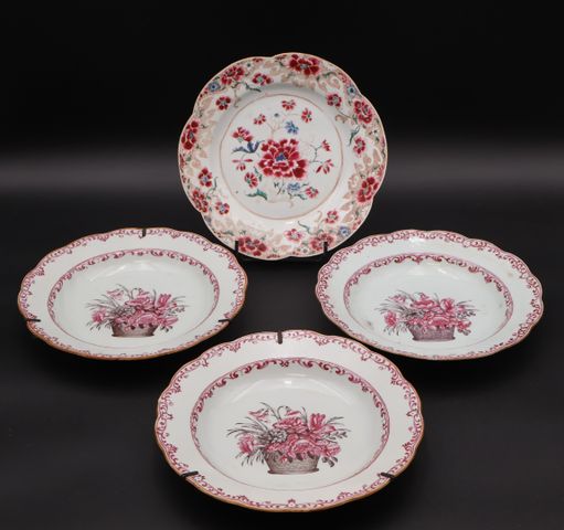 Quatre assiettes porcelaine compagnie des Indes (égrenures)