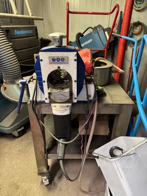 a machine that is sitting on a table in a garage