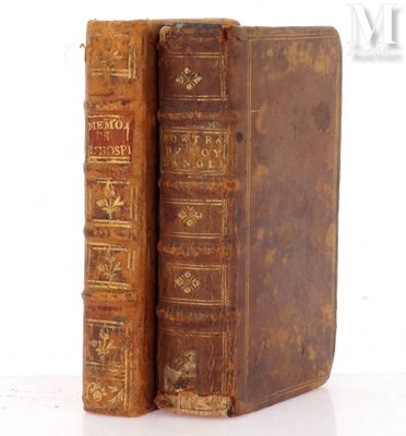 un vieux livre posé sur une table blanche à côté d'un livre
