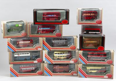 il y a de nombreux types de bus miniatures dans les boîtes