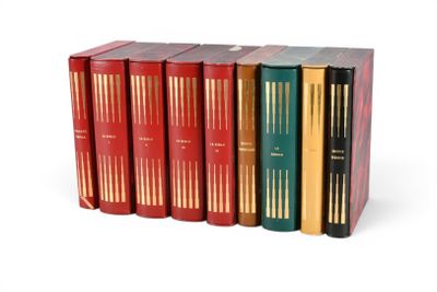 cinq livres alignés sur une surface blanche