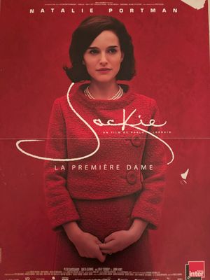 une affiche de film représentant une femme en pull rouge