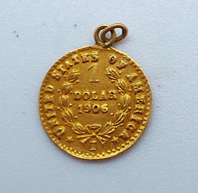 gros plan d'une pièce d'or sur une surface blanche