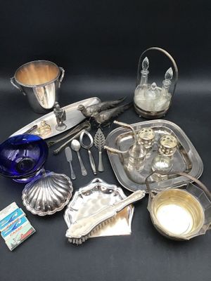 beaucoup d'objets en argent posés sur une table