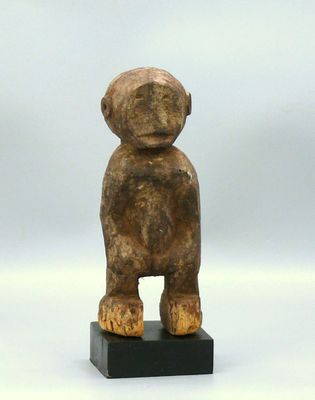 une image représentant une statue de singe posée sur un socle noir