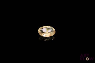 un diamant jaune sur fond noir
