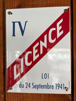 une pancarte sur la porte d'un immeuble indiquant « licence »