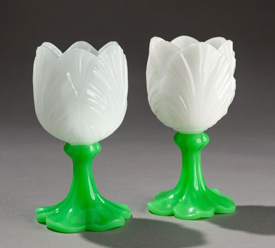 une paire de vases en verre verts et blancs ornés de fleurs blanches